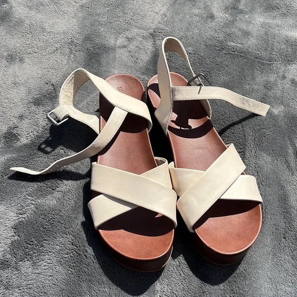 universal thread woman’s platform shoes - Picture 1 of 2